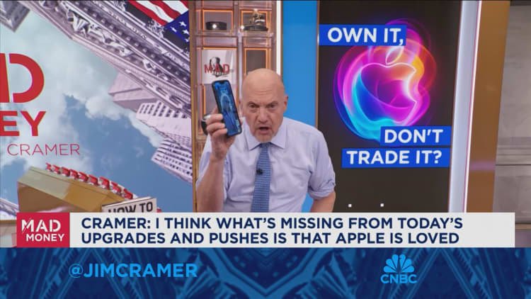 I blame analysts, shorts for keeping investors out of Apple's stock, says Jim Cramer