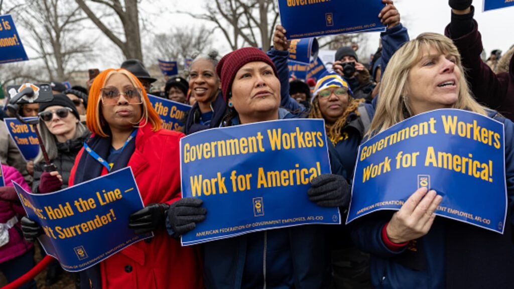 Federal worker union wants government shutdown to end