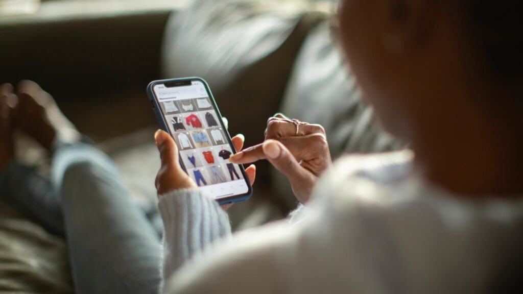 Online holiday spending growth Adobe report